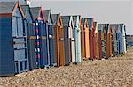 Cabanes de plage enfermés pendant l'hiver, Hayling Island, Hampshire, Angleterre, Royaume-Uni, Europe