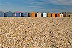 Cabanes de plage enfermés pendant l'hiver, Hayling Island, Hampshire, Angleterre, Royaume-Uni, Europe