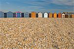 Cabanes de plage enfermés pendant l'hiver, Hayling Island, Hampshire, Angleterre, Royaume-Uni, Europe