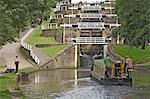 Bateau étroit entrer le verrou inférieur de l'échelle de cinq lock sur le Leeds Liverpool canal, à Bingley, Yorkshire, Angleterre, Royaume-Uni, Europe