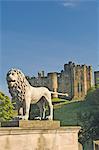 Château d'Alnwick depuis le pont du Lion, Alnwick, Northumberland, Angleterre, Royaume-Uni, Europe