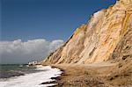 Les falaises multicolores et de la plage à Alum Bay, accessible par télésiège, île de Wight, Hampshire, Angleterre, Royaume-Uni, Europe