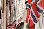 Hölzerne Kaufleute Räumlichkeiten und norwegischen Flagge, Bryggen alten Hafen Seite, UNESCO-Weltkulturerbe, Bergen, Norwegen, Skandinavien, Europa