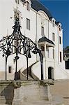 Die schmiedeeiserne gut Baldachin im Hof des Chateau des Ducs de Bretagne, Nantes, Frankreich, Europa