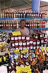 Femme vente localement produits alimentaires sur le marché de Sainte Anne, Martinique, petites Antilles, Antilles, Caraïbes, Amérique centrale