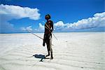 Pêcheur sur la plage, Zanzibar, Tanzanie, Afrique de l'est, Afrique