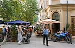 Gens assis dans un café en plein air sur Wilhelmsplatz, Stuttgart, Bade Wurtemberg, Allemagne, Europe