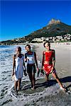 Junge Frauen auf Camps Bay Strand, Kapstadt, Südafrika, Afrika