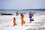 Jeunes filles et leur mère marchant le long de la plage, Zanzibar, Tanzanie, Afrique de l'est, Afrique