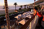 Jeune femme regardant sur Camps Bay, Cape Town, Afrique du Sud, Afrique