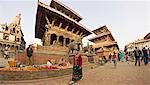 Des étals de marché figurant parmi les temples, Durbar Square, Patan, vallée de Kathmandu, patrimoine mondial de l'UNESCO, Népal, Asie
