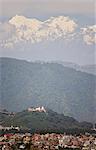 Le temple bouddhiste de Swayambhu (Swayambhunath) (Temple de singe), donnant sur Katmandou, patrimoine mondial UNESCO, montagnes de l'Himalaya, s'élevant à plus de 6000m, Népal, Asie