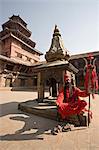 Heiliger Mann in seinem Outfit Shiva im Mul Chowk, einem der Höfe des königlichen Palastes, Durbar Square, Patan, Kathmandu, Nepal, Asien