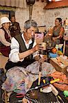 Travaux d'entretien courant des moulins à prières sur un toit du monastère, Lhassa, Tibet, Chine, Asie