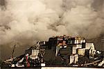 Image prise en 2006 et en partie aux tons, nuages spectaculaires bâtiment derrière le palais du Potala, patrimoine mondial UNESCO, Lhassa, Tibet, Chine, Asie