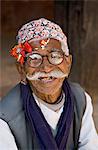 Népalais vieillard coiffé de topi dans Mul Cowk Cour, se faisant passer pour des touristes, Durbar Square, Patan, vallée de Kathmandu, Népal, Asie