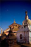 Das Sternbild Orion am Himmel im Morgengrauen über den Hariti Mandir-Tempel, gewidmet der Göttin der Pocken, angebetet von den Hindus und Buddhisten, Swayambhunath, Kathmandu, Nepal, Asien