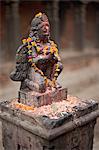 Garuda-Statue mit Pooja Angebote, Bhaktapur, Kathmandu-Tal, Nepal, Asien