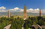 Les trois pagodes et le lac Erhai en arrière-plan, la vieille ville de Dali, Yunnan Province, Chine, Asie