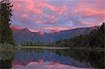 Coucher de soleil, lac Matheson et Alpes du Sud, Westland, île du Sud, Nouvelle-Zélande, Pacifique