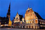 Maison des têtes noires à la nuit, place de la mairie, Ratslaukums, Riga, Lettonie, pays baltes, Europe