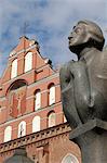 Statue von Adam Mickiewicz mit Bernardine Kirche und Kloster im Hintergrund, Vilnius, UNESCO World Heritage Site, Litauen, Baltikum, Europa