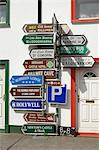 Profusion de route signe, Ballyvaughan, Munster, comté de Clare, Irlande, Europe