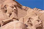 Statues de Ramsès II (Ramsès le grand) à l'extérieur de son temple Abou Simbel, patrimoine mondial de l'UNESCO, Nubie, Egypte, Afrique du Nord, Afrique