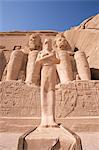 Statues de Ramsès II (Ramsès le grand), à l'extérieur du temple Abou Simbel, patrimoine mondial de l'UNESCO, Nubie, Egypte, Afrique du Nord, Afrique
