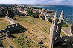 Ruinen der St. Andrews Kathedrale aus dem 14. Jahrhundert, Friedhof und Stadt, St. Andrews, Fife, Schottland, Vereinigtes Königreich, Europa