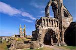 Pignon ouest au premier plan avec la grande fenêtre à l'est en arrière-plan, la cathédrale St. Andrews datant du XIVe siècle, St. Andrews, Fife, Écosse, Royaume-Uni, Europe