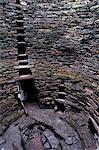 Murs creuses et réservoir d'eau Mousa Broch, mieux préservé de tous les brochs, permanent 12-13 m de haut, en parfait état, en raison de son isolement, l'île Mousa, îles Shetland, Ecosse, Royaume-Uni, Europe