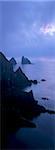 Les falaises du Nord et pile de Skroo dans la brume, Fair Isle, îles Shetland, Ecosse, Royaume-Uni, Europe