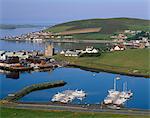 Vue de Scalloway, ancienne capitale des Shetland et Scalloway château construit par le travail forcé par Earl Patrick en 1600, Scalloway, îles Shetland, Ecosse, Royaume-Uni, Europe