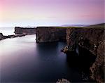 Falaises de basalte Eshaness, profondément érodées avec des grottes, des évents et des piles, Northmavine, îles Shetland, Ecosse, Royaume-Uni, Europe