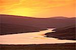 Loch de la falaise au coucher du soleil, Unst, îles Shetland, Ecosse, Royaume-Uni, Europe