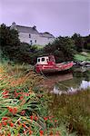 Rouge bateau et maison, Ballycrovane, Beara péninsule, Munster, comté de Cork, Irlande, Europe