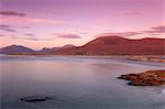 Baie de Luskentyre et sons de Taransay au coucher du soleil, les collines du Sud et du Nord de Harris derrière, South Harris, Hébrides extérieures en Écosse, Royaume-Uni, Europe