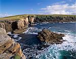 Côtes rocheuses et Yesnaby castle, une pile de mer, près de Yesnaby, continent, Orcades, Ecosse, Royaume-Uni, Europe