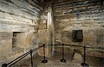Chambre centrale et les chambres côté construits dans le centre des murs, cairn chambré Maes Howe, datant de 2700 Av., partie de continent Central Site du patrimoine mondial de l'UNESCO, du continent, Orcades, Ecosse, Royaume-Uni, Europe