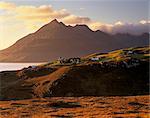 Croftship de Elgol, Loch Scavaig et Cuillin Hills derrière, au coucher du soleil, île de Skye, Hébrides intérieures en Écosse, Royaume-Uni, Europe