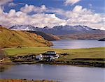 Gesto House, Loch Harport und Schnee auf Black Cuillins, Isle Of Skye, Innere Hebriden, Schottland, Vereinigtes Königreich, Europa