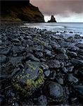 Roches noires boulder Talisker Bay, île de Skye, Hébrides intérieures en Écosse, Royaume-Uni, Europe