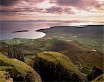 Le Quiraing, surplombant Staffin Bay et le bruit de Raasay, péninsule de Trotternish, Isle of Skye, Hébrides intérieures en Écosse, Royaume-Uni, Europe