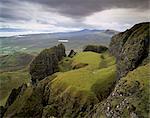 Die Quiraing Böschung (The Table) (The Prison), mit Blick auf den Sound of Raasay, Trotternish, Isle Of Skye, Innere Hebriden, Schottland, Großbritannien, Europa