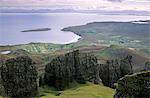 Die Quiraing Böschung mit Blick auf Staffin Bay und Sound of Raasay, Besonderheiten infolge von Erdrutschen der Basalt-Lava auf weicheren Sedimentgesteinen unter Trotternish-Halbinsel Isle Of Skye, Innere Hebriden, Schottland, Vereinigtes Königreich, Europa