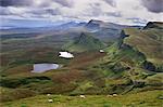 Pistes du Quiraing, une merveille géologique, ses caractéristiques résultant de glissements de terrain des laves basaltiques sur des roches sédimentaires plus douces en dessous, côte nord-est de Trotternish péninsule, Isle of Skye, Hébrides intérieures en Écosse, Royaume-Uni, Europe