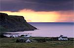 Coucher de soleil et de la tempête, près de Bornesketaig, Trotternish, Isle of Skye, Hébrides intérieures en Écosse, Royaume-Uni, Europe