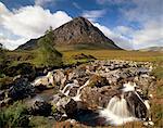 Wasserfall am Fluss Coupall, Buachaille Etive Mor im Hintergrund, Glen Etive, in der Nähe von Glencoe, Hochlandregion, Schottland, Vereinigtes Königreich, Europa