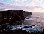 Coucher de soleil sur les falaises de basalte Eshaness, Eshaness, Northmavine, îles Shetland, Ecosse, Royaume-Uni, Europe